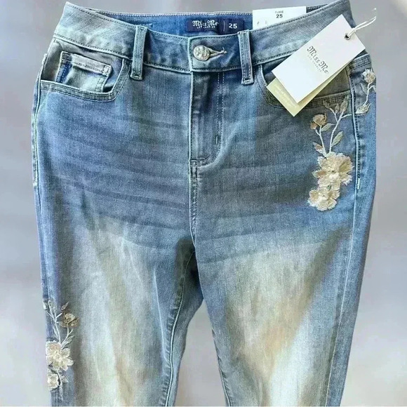 Miss Me High-Rise Flare w Floral Embroidery #H38519H, size 25, 34” inseam, NWT - Picture 7 of 12